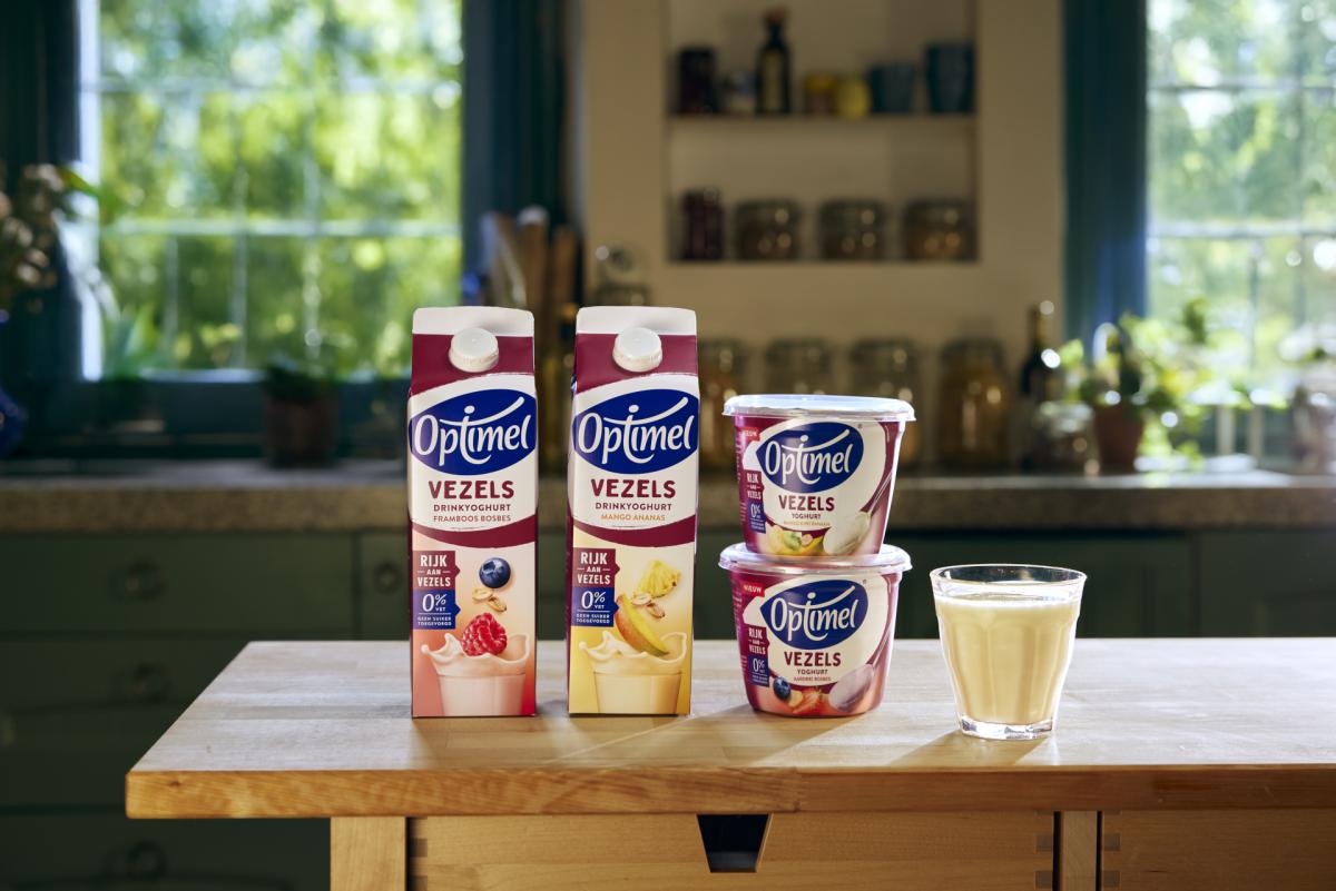 Optimel vezel producten op keukentafel met glas drinkyoghurt