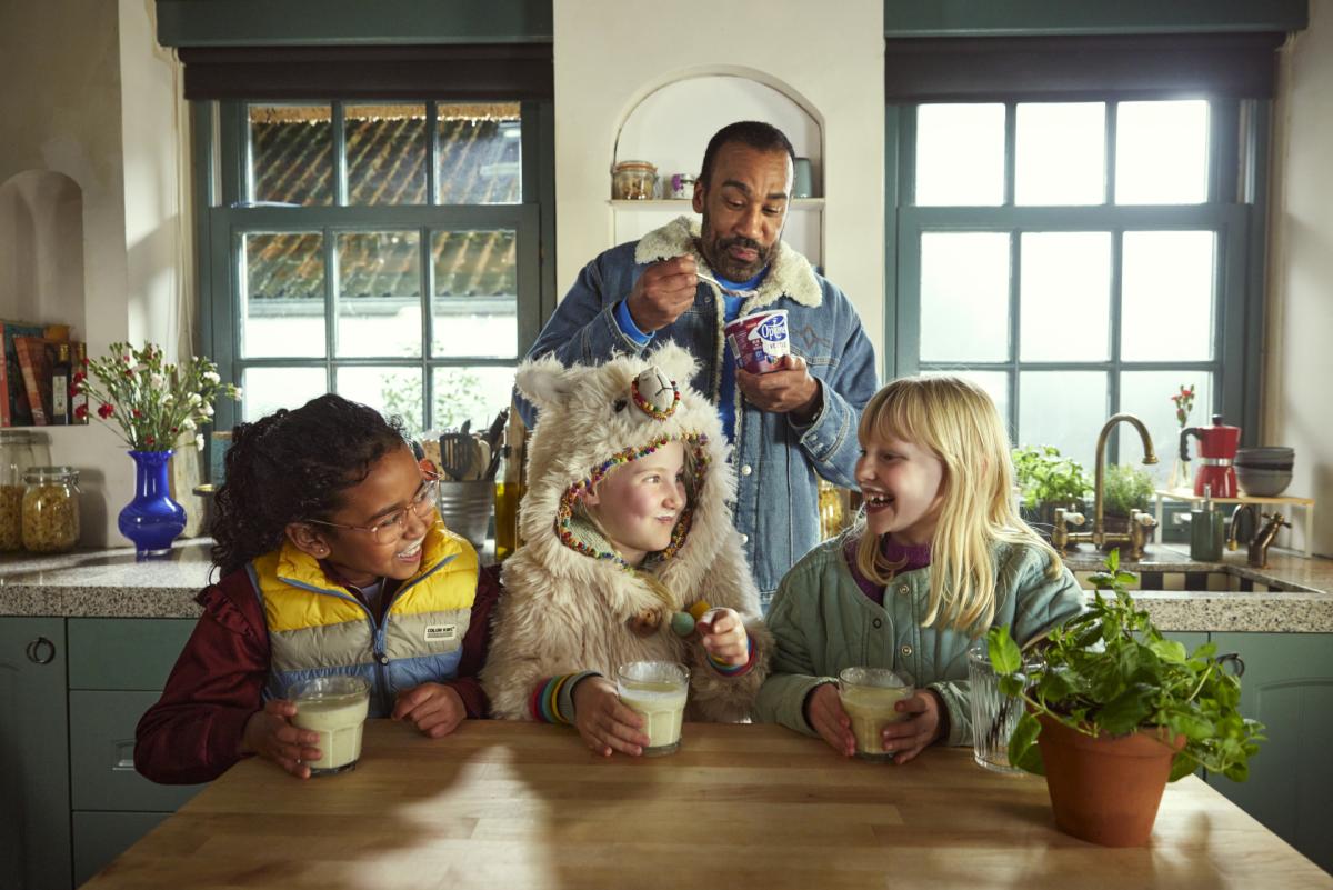Optimel Vezels - man met 3 kinderen in keuken