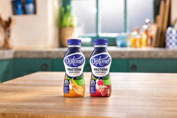 2 flesjes Optimel Proteïne Extra staan op een keukentafel.