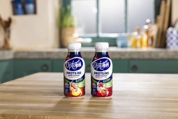 De 2 nieuwe smaken Optimel Proteïne Extra op de keukentafel.
