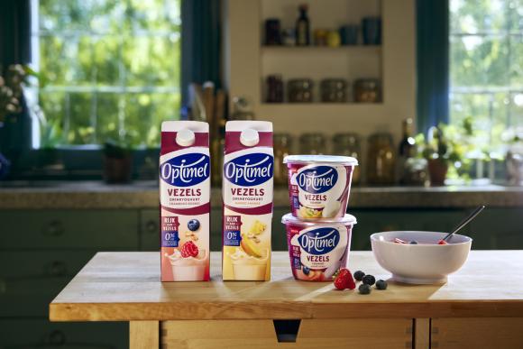 Optimel Vezel producten op keukentafel met schaaltje yoghurt