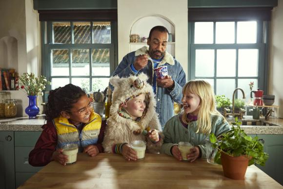 Optimel Vezels - man met 3 kinderen in keuken